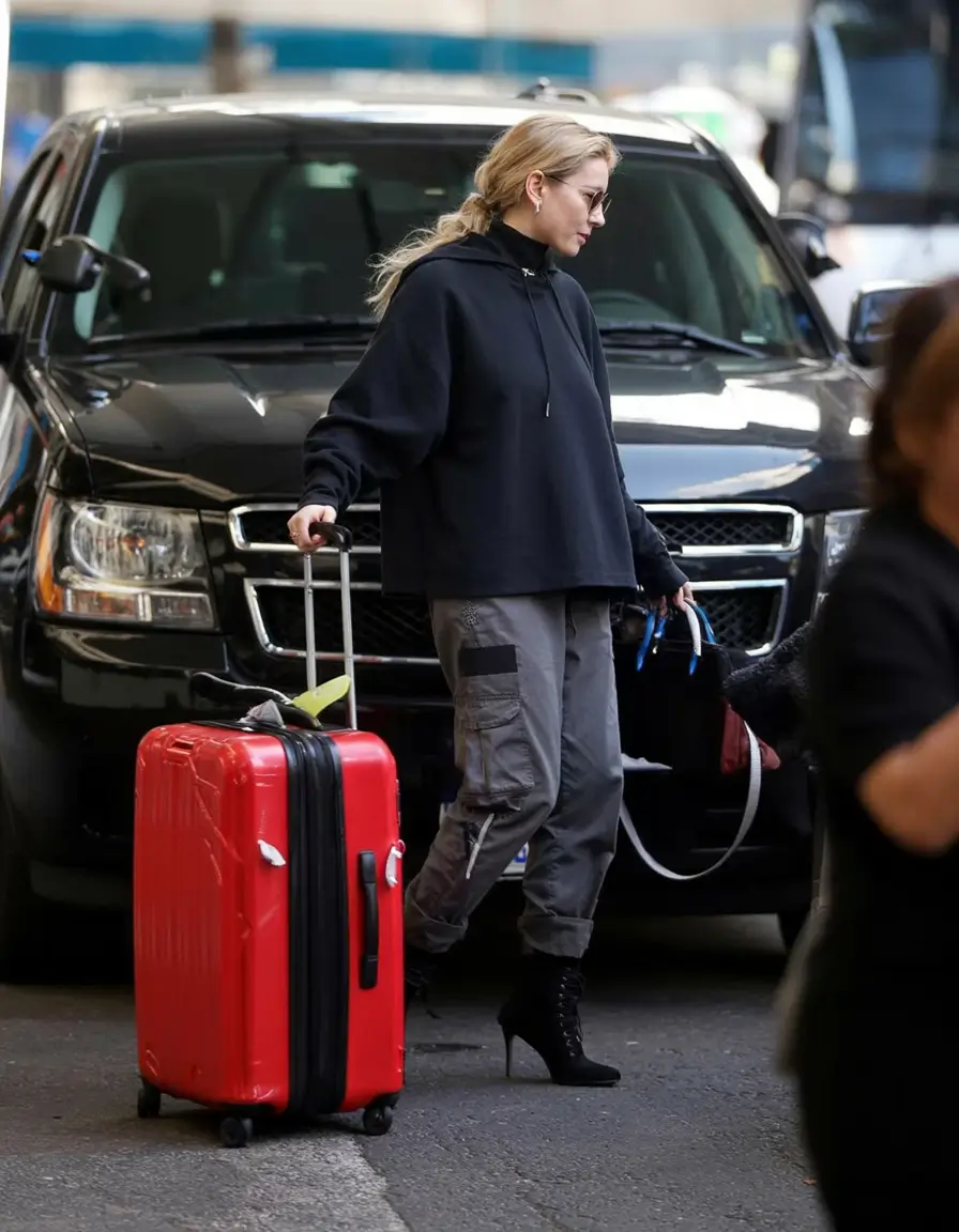 Stunning Spring Travel Outfits 2026: Fresh, Chic & Easy Looks for Every Trip